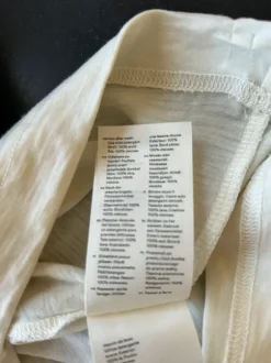 Tynd 100% uld bluse med kontrastkant