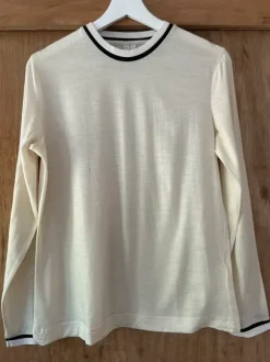 Tynd 100% uld bluse med kontrastkant