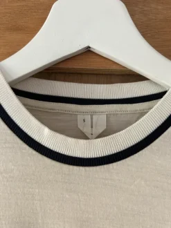 Tynd 100% uld bluse med kontrastkant