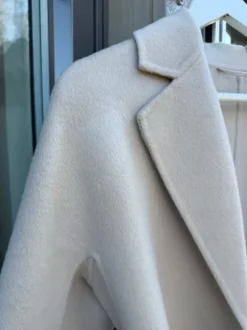 Ull och cashmere kappa från The Curated