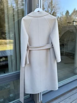 Ull och cashmere kappa från The Curated