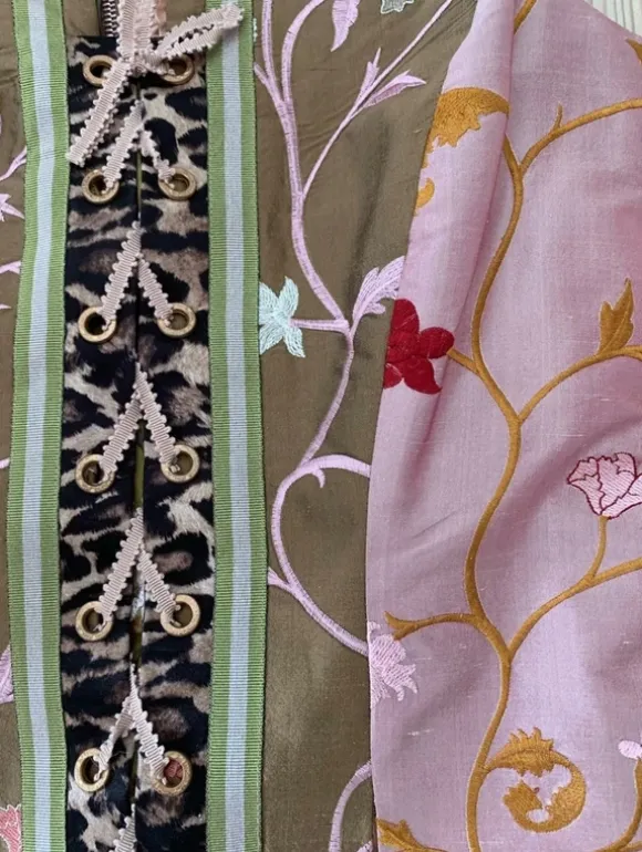 UNIKA I tyk SILKE. En fantastisk ny smuk corsage size 36-38 - kun lavet dette ene eksemplar!