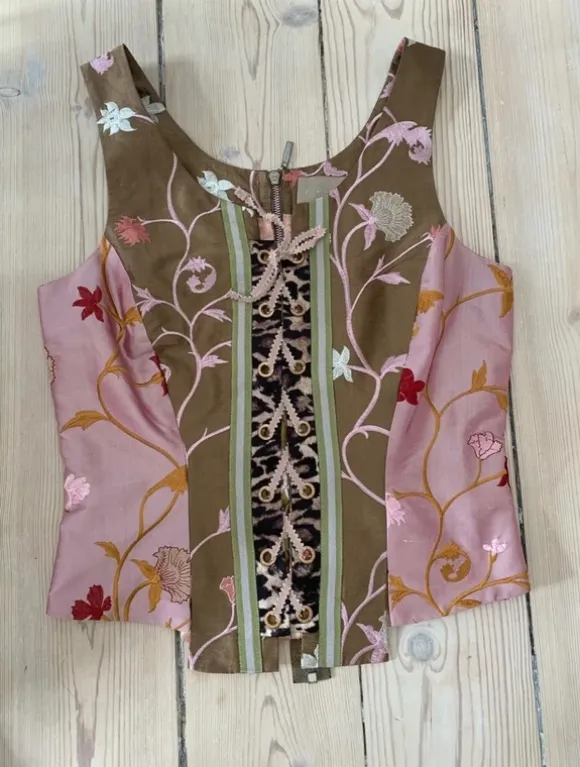 UNIKA I tyk SILKE. En fantastisk ny smuk corsage size 36-38 - kun lavet dette ene eksemplar!