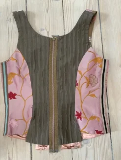 UNIKA I tyk SILKE. En fantastisk ny smuk corsage size 36-38 - kun lavet dette ene eksemplar!