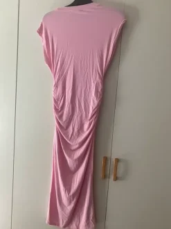 Vacker rosa maxi klänning