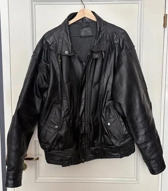 Vintage bikerjacka i kraftigt skinn