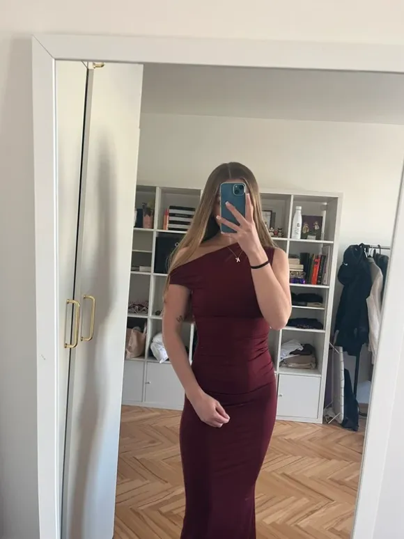 Viral sukienka o kroju rybki burgundowa