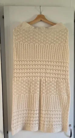 Virkat set - tröja och fodrad kjol i cremevit/beige
