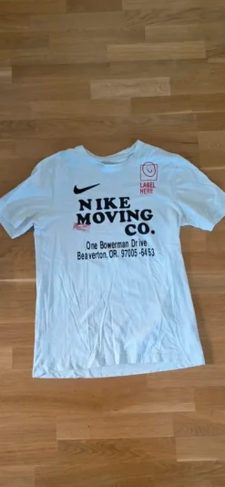 Vit Nike Moving Co. t-shirt