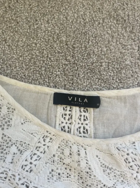 Vit sommarblus från VILA