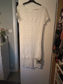 Vit spetsklänning Desigual