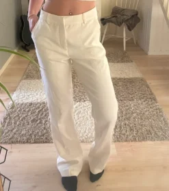 Vita kostymbyxor