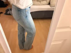 Weekday lyseblå jeans