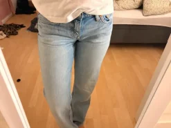 Weekday lyseblå jeans