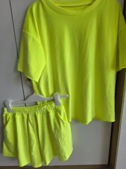 Welurowy komplet neon spodenki