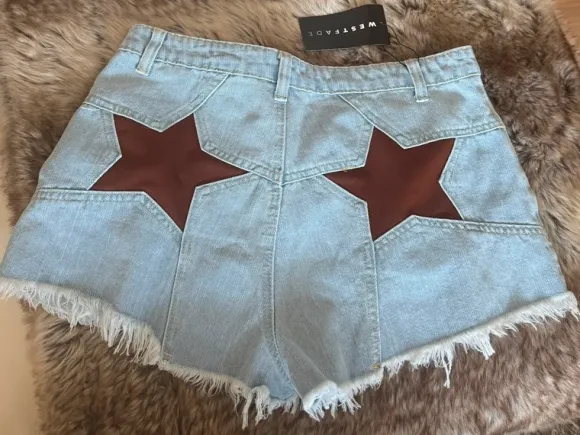 Westfade denimshorts med stjerner. Boohoo style