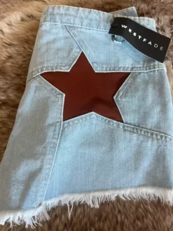 Westfade denimshorts med stjerner. Boohoo style