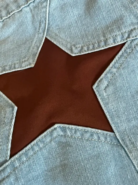Westfade denimshorts med stjerner. Boohoo style