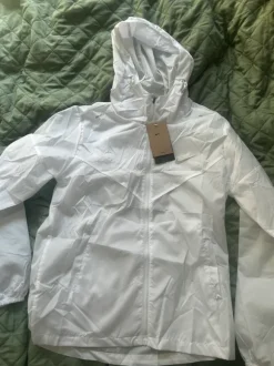 Wiatrówka Nike biała