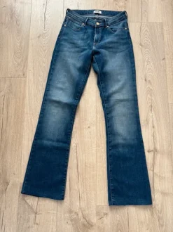 Wrangler Jeansy Dzwony W28 L32 Bootcut Vintage Flare Y2K Denim Trend 2026