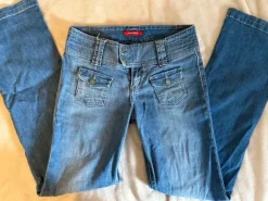 Y2k Low waisted bootcut/straight jeans with buttons