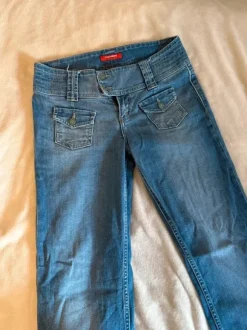 Y2k Low waisted bootcut/straight jeans with buttons