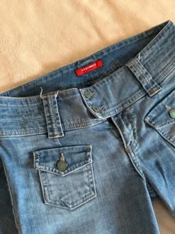 Y2k Low waisted bootcut/straight jeans with buttons