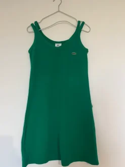 Zielona sukienka Lacoste